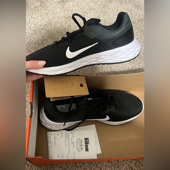 Nike Shoes - Brand new!